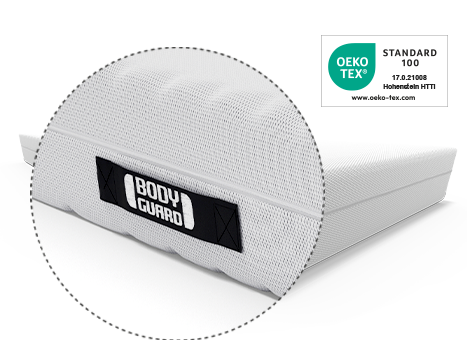 Zoom auf den BODYGUARD Schriftzug am Komfortgriff zum Wenden der BODYGUARD Matratze. Daneben das Prüfsiegel OEKO-TEX 100